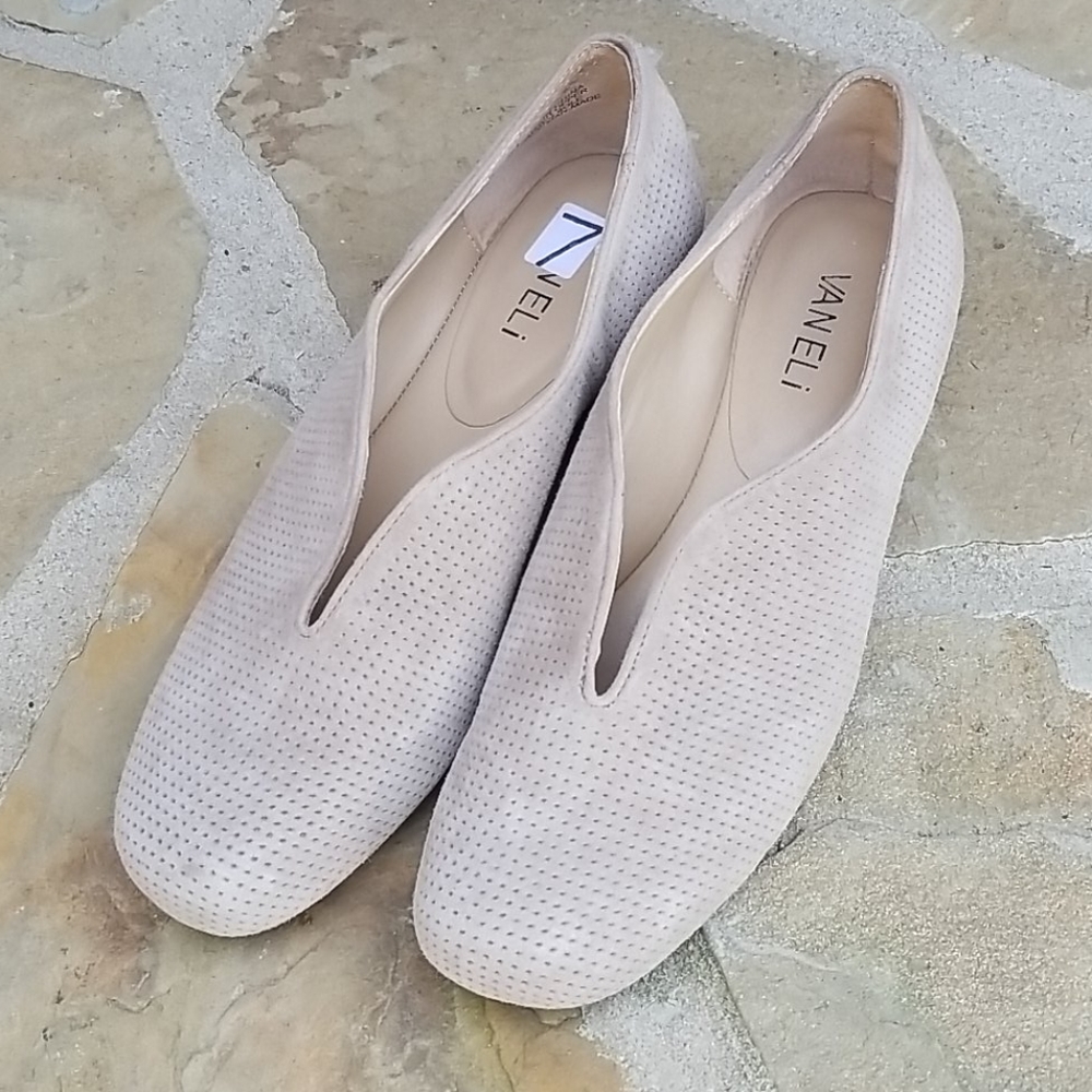 EUC-Light Taupe Suede Shoes!!💛💛